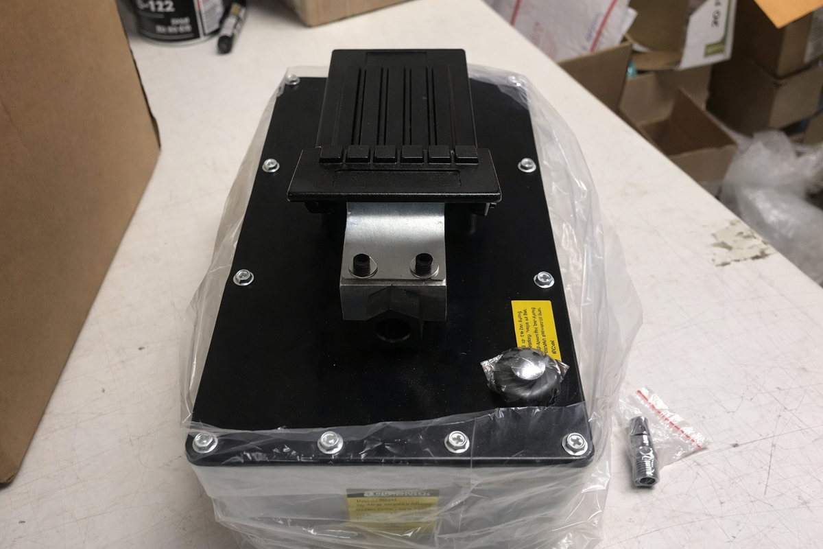 Auto Body shop Air Hydraulic Foot Pump with 10,000 PSI Flash Tyson High Presure