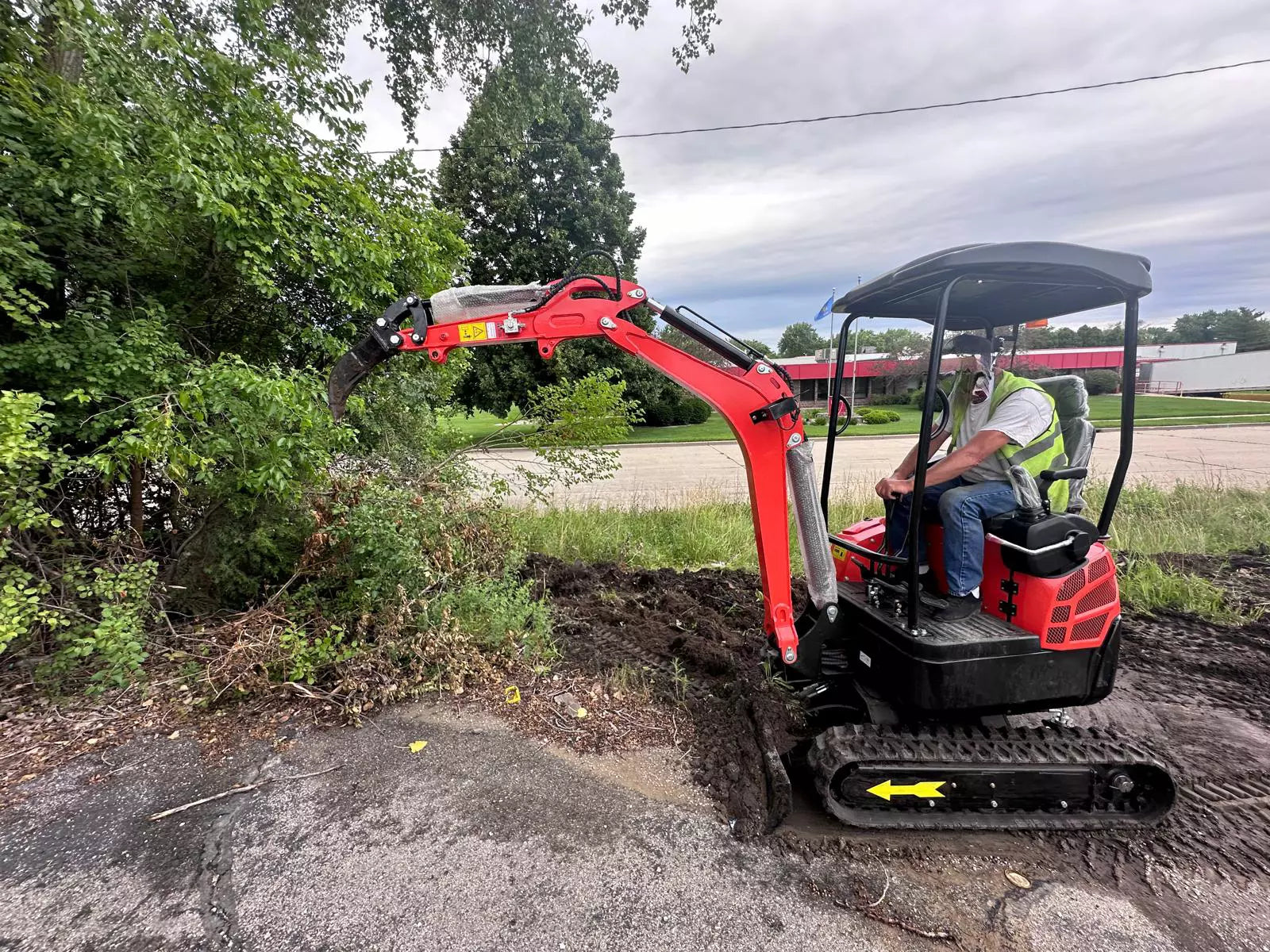 FREE SHIPPING 2025 2 Ton New Mini Excavator, KUBOTA D902 Diesel Engine 16 hp Excavator control panel.