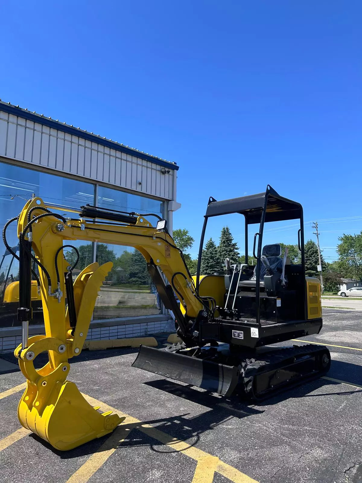FREE SHIPPNG New Excavator, EPA CERTFD Kubota Engine 3.5 TON Kubota D1703B Hydraulic Thumb Attachment on Excavator