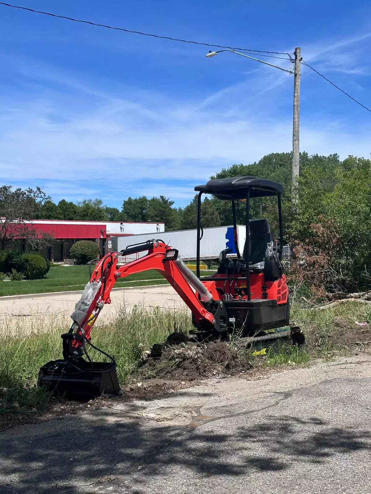 FREE SHIPPING NEW 2 Ton New Mini Excavator, KUBOTA D902 Diesel Engine 16 hp Mini Excavator 400MM Bucket