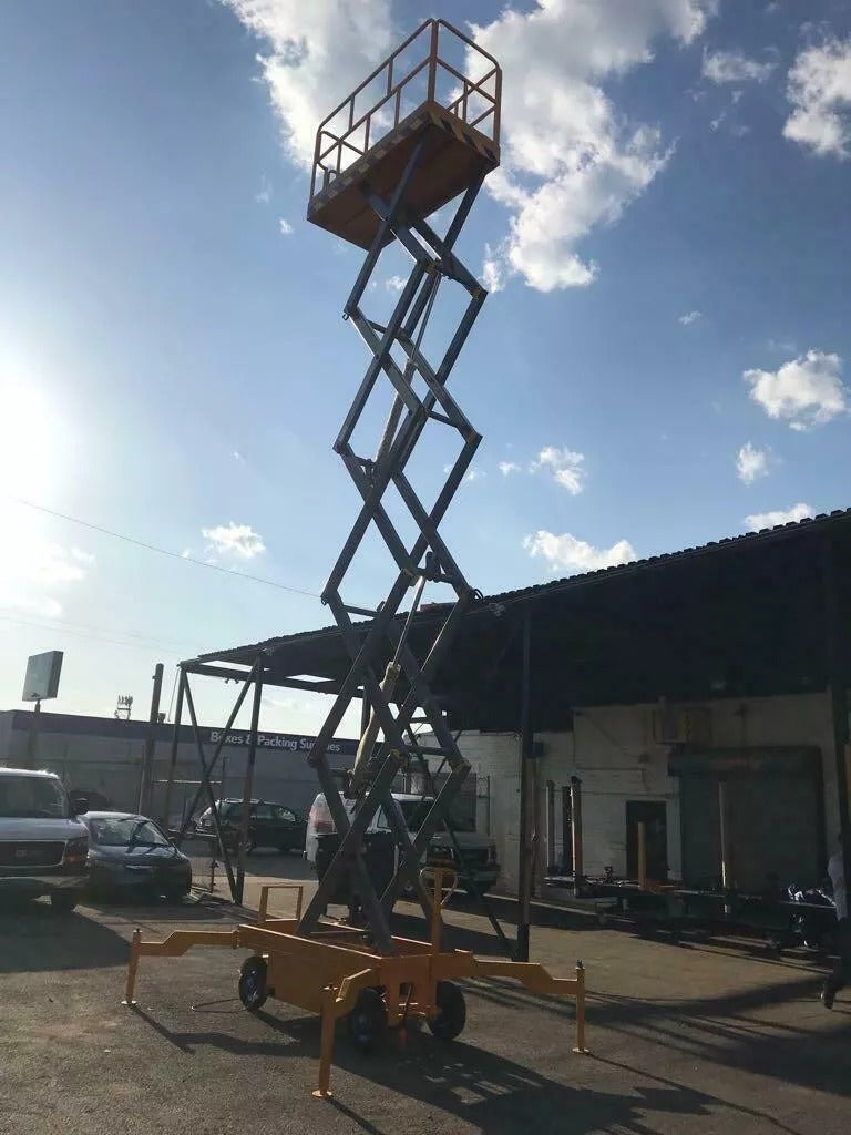 Scissor lift with platform