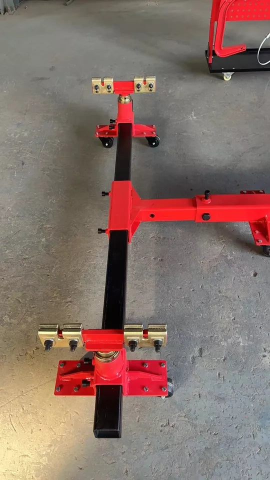 Swivel arm on auto body frame puller for improved maneuverability