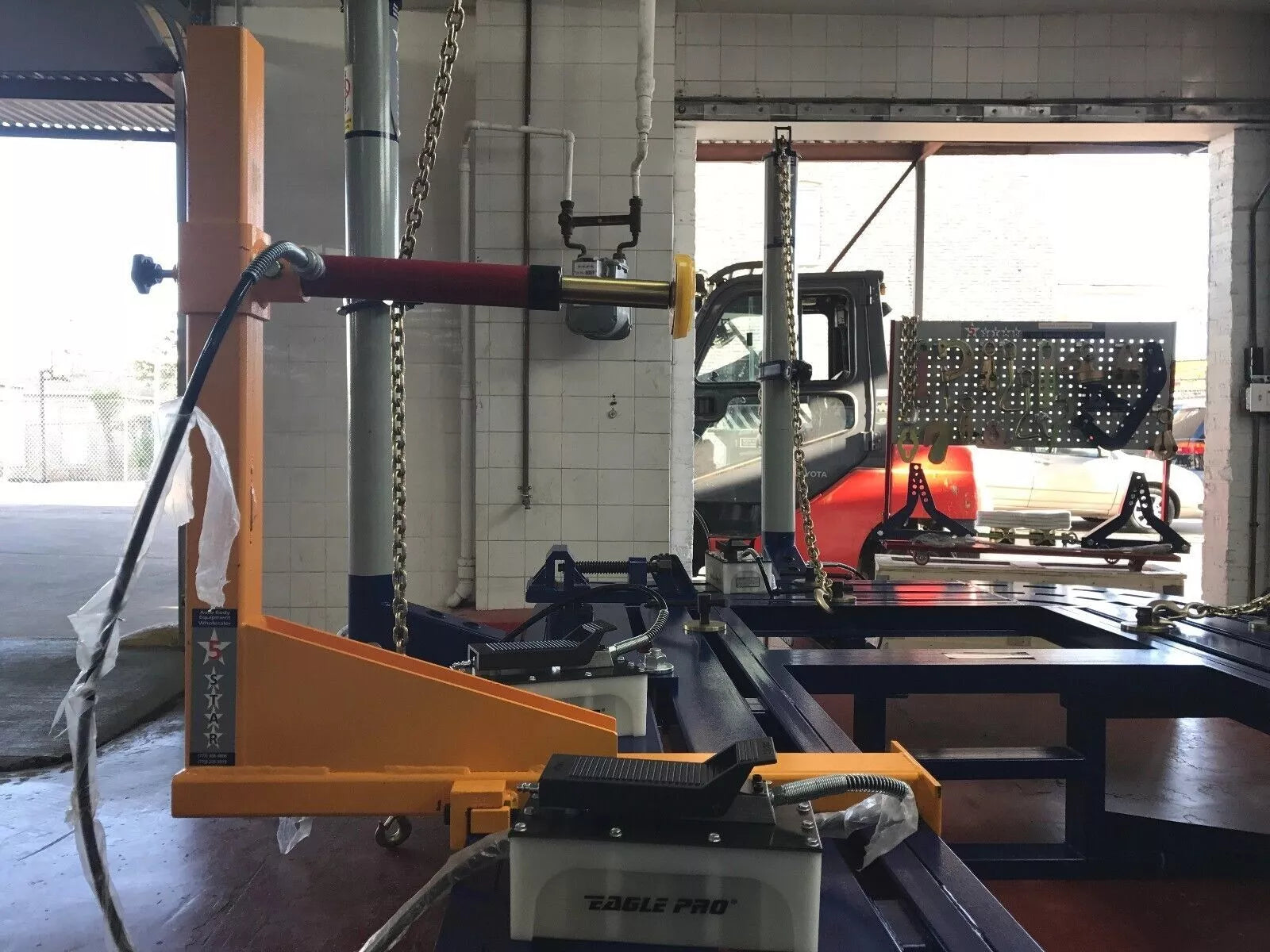 NEW FREE SHIPPING 24 FEET LONG AUTO BODY FRAME MACHINE RACK 3 TOWERS WITH CLAMPS NEW FREE SHIPPING 24 FEET LONG AUTO BODY FRAME MACHINE RACK 3 TOWERS WITH CLAMPS