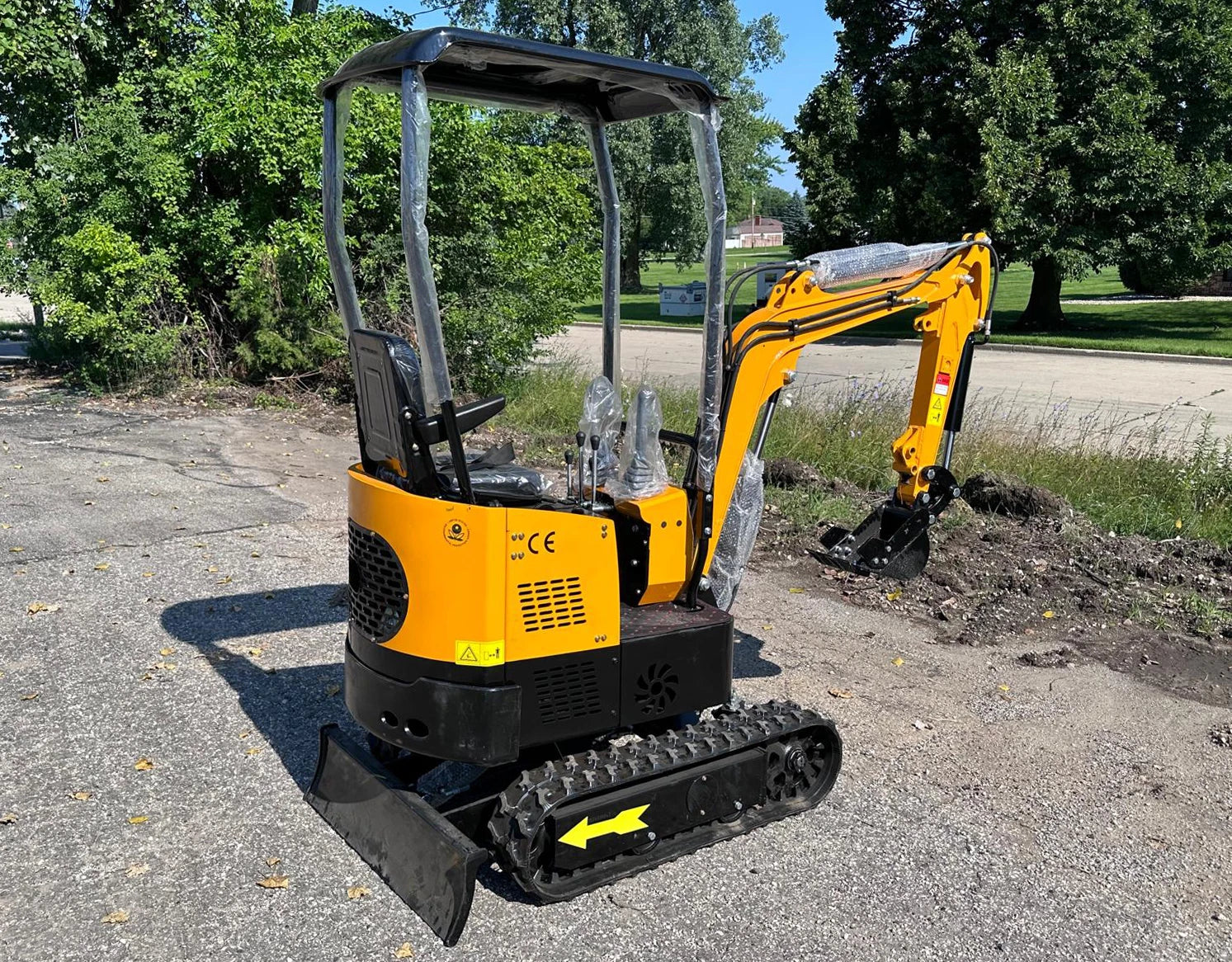 New Mini Excavator, 1 Ton EPA Certified USA Gas Briggs & Stratton Engine New Mini Excavator, 1 Ton EPA Certified USA Gas Briggs & Stratton Engine