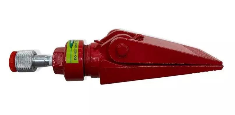 1/2 Ton Spreader with durable hydraulic design for tough jobs
