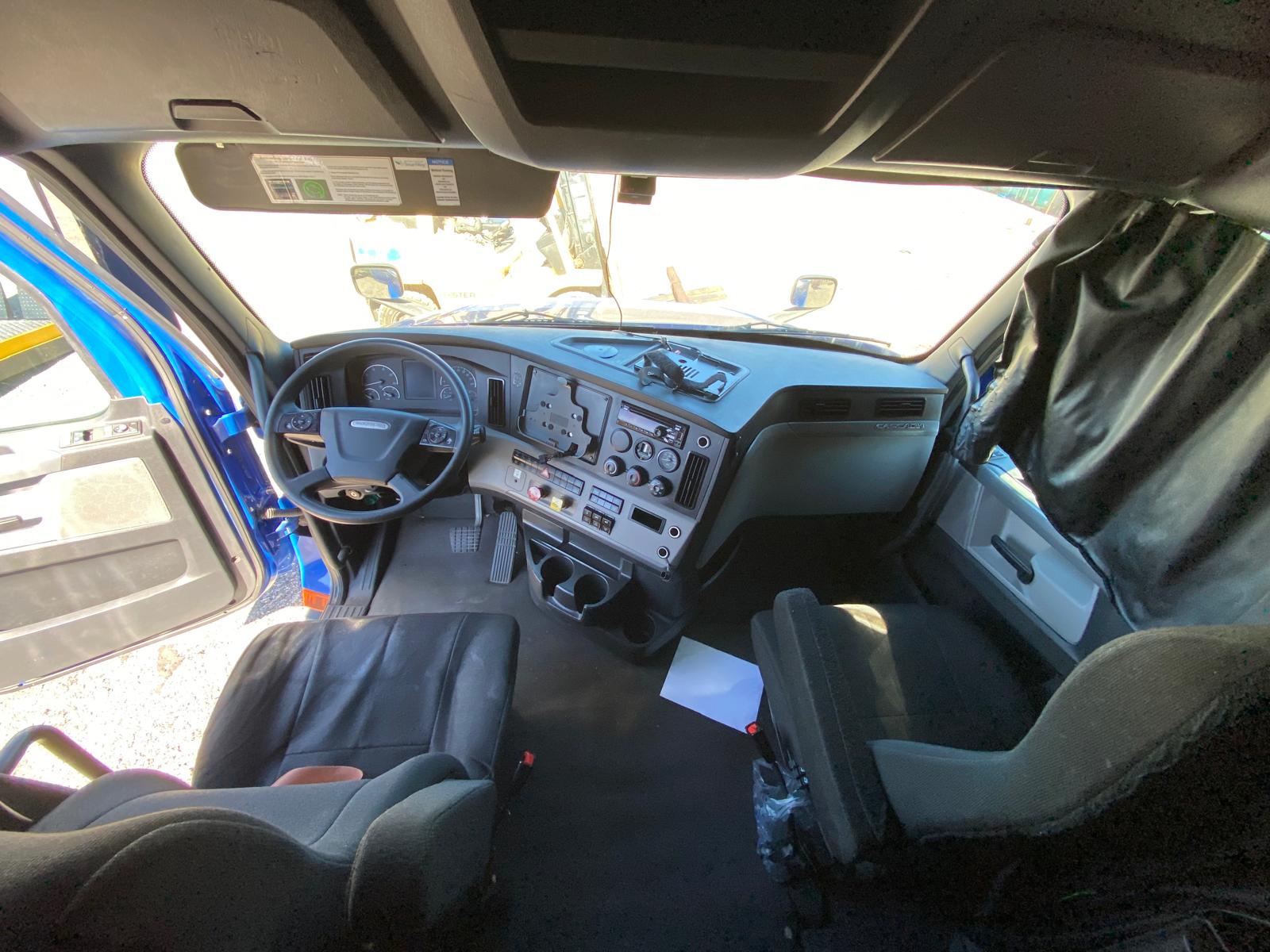 2020 Freightliner Cascadia PT126 Engine Model: DD15 WITH 482,466 MILES Sleeper