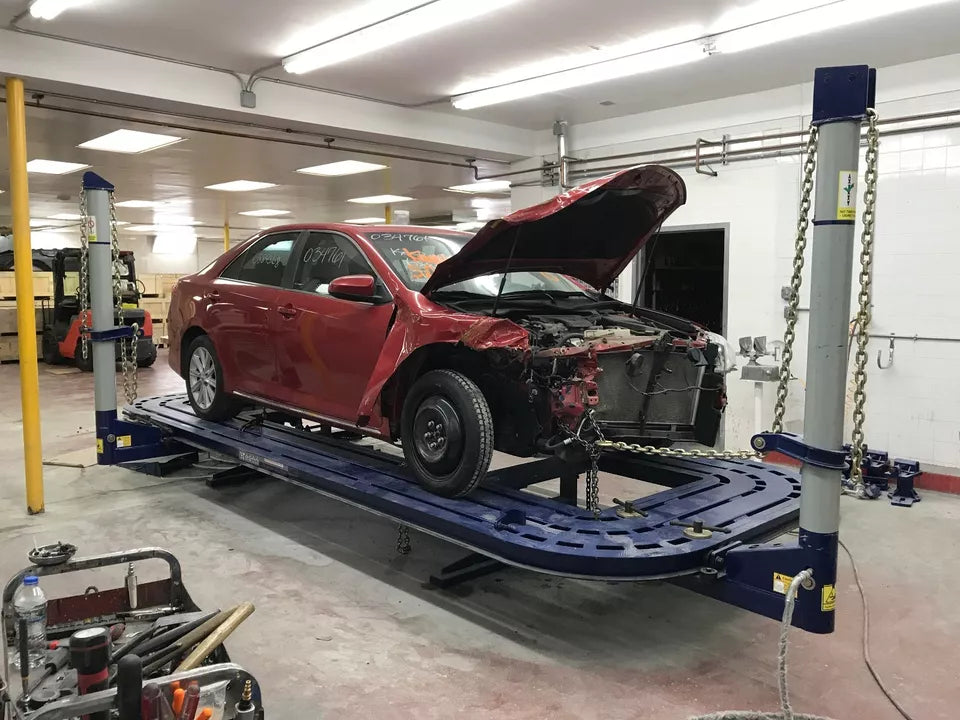 4-post lift frame machine for uni-body and full-frame vehicles