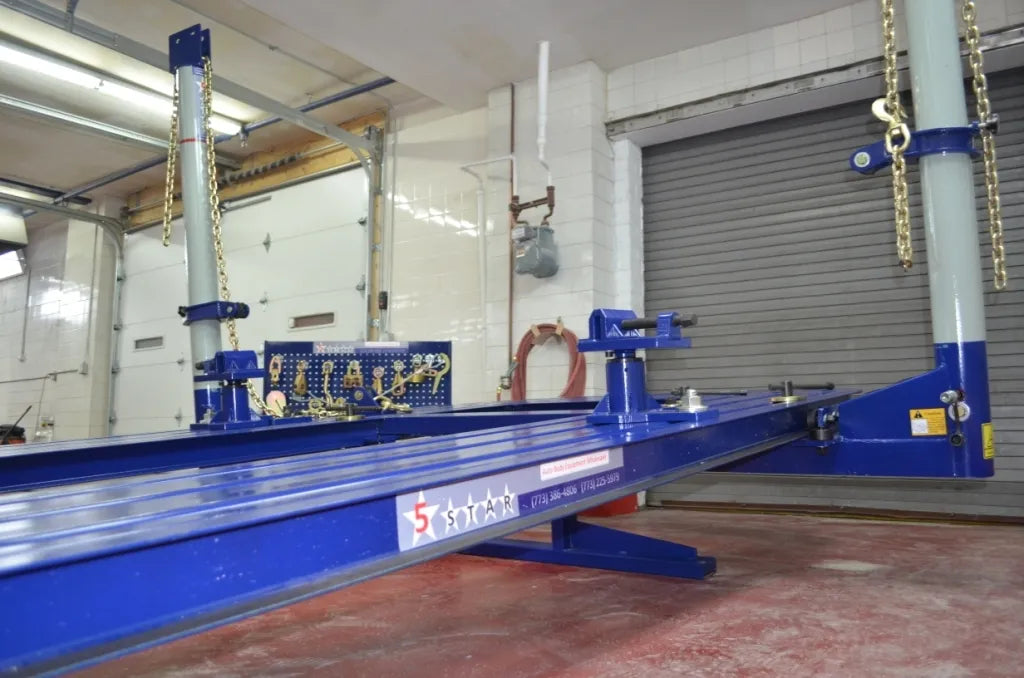 Adjustable pinchweld assemblies and tie-down pull locations on frame machine