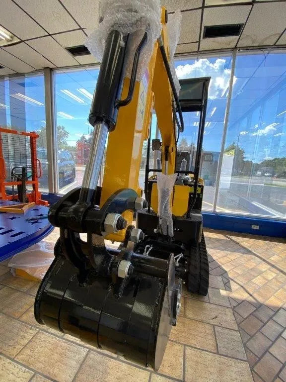 Compact mini excavator with hydraulic thumb 5 star tools