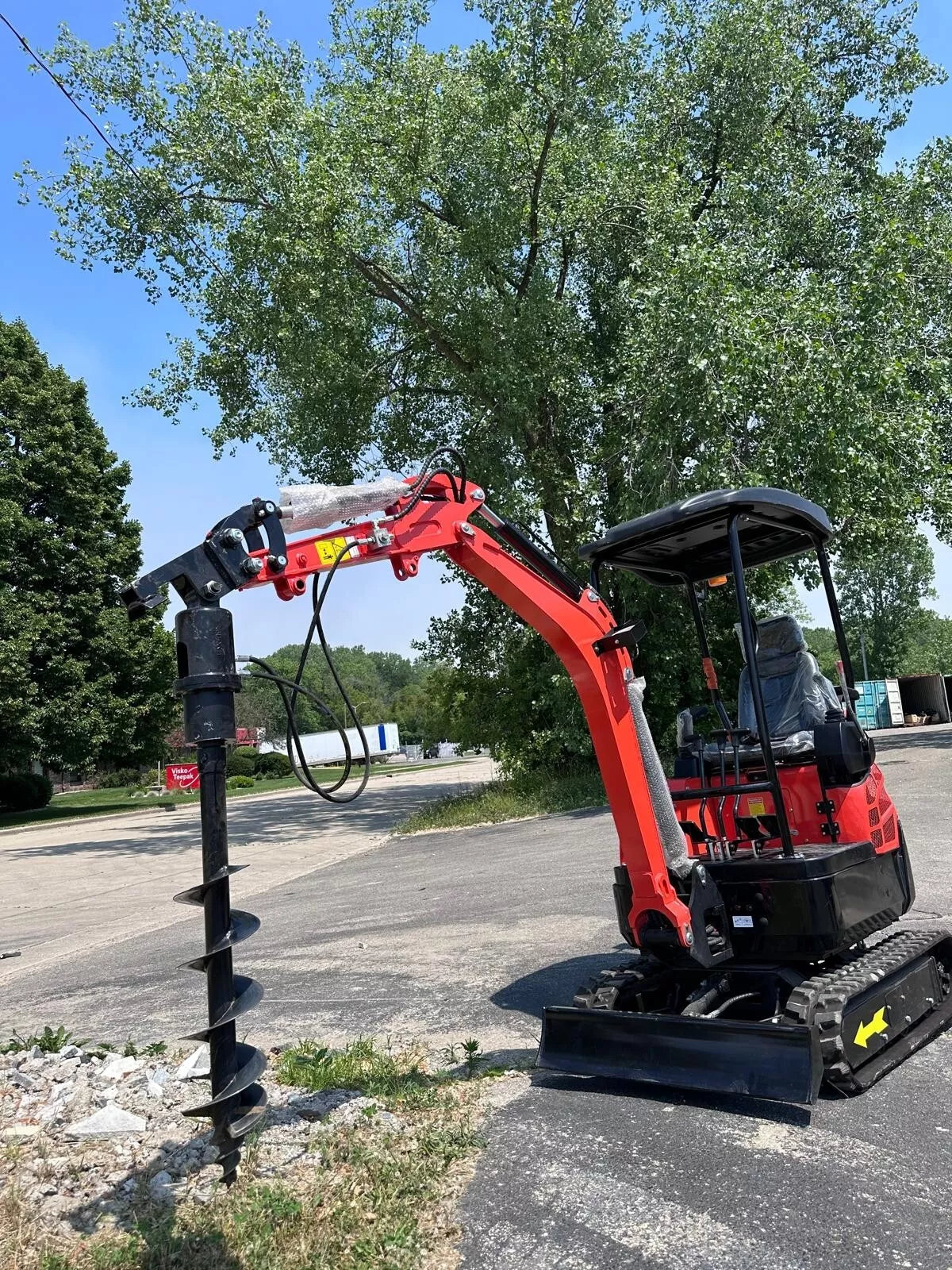 Mini excavator with 3-cylinder Kubota engine