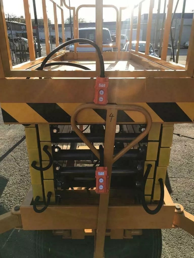 Scissor lift under load
