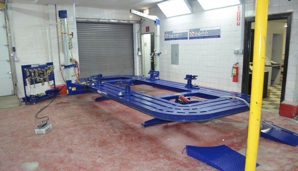 Two 360° pulling towers with height and angle adjustments for precise repairs.