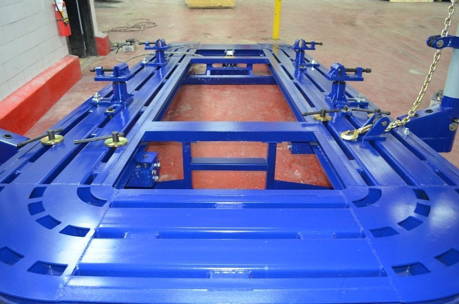 Universal anchoring system with adjustable pinchweld clamps for secure vehicle repairs.