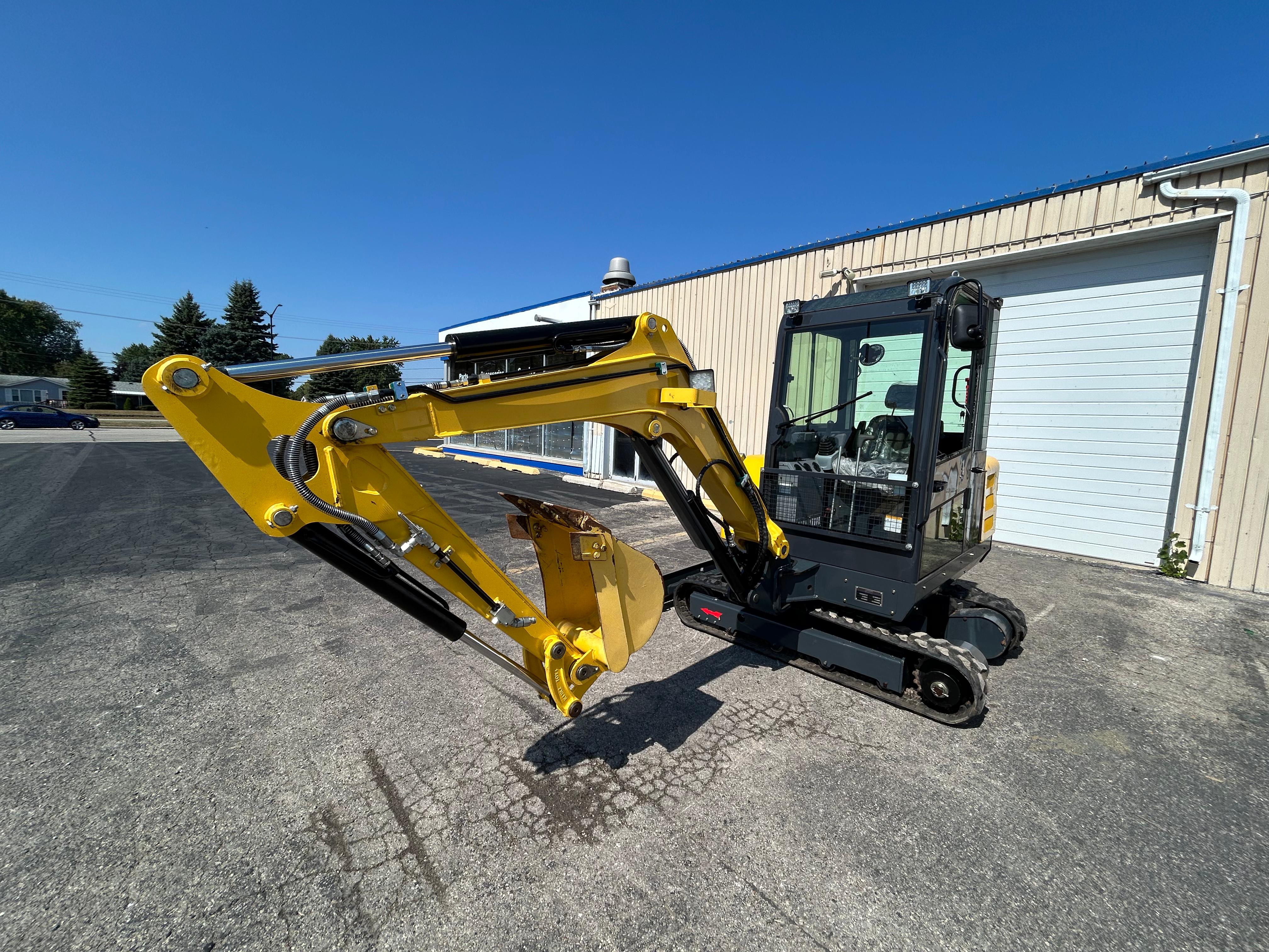 FREE SHIPPNG 2024 Used Excavator, EPA CERTFD Kubota V1505 Engine 3.5 TON