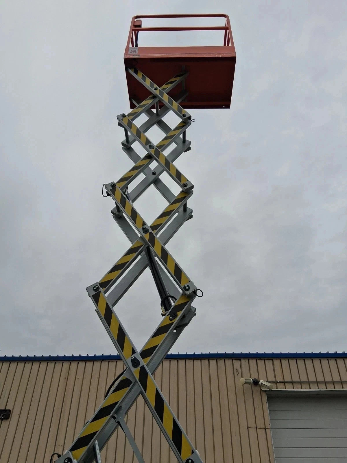 Free Shipping New 5 Star 22 Feet Max Lift Electric Scissor Lift Man Lift.