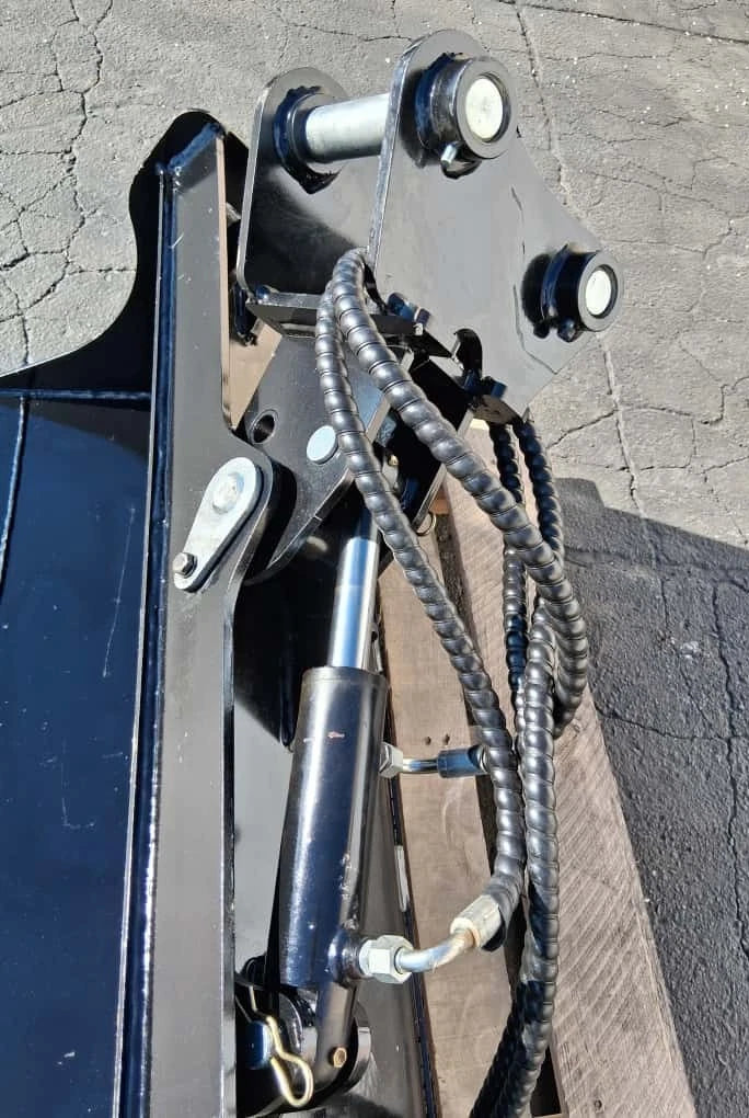 40" Hydraulic Tilt Bucket for 3.5 Ton Excavator – 1.55" Pin RIPPA