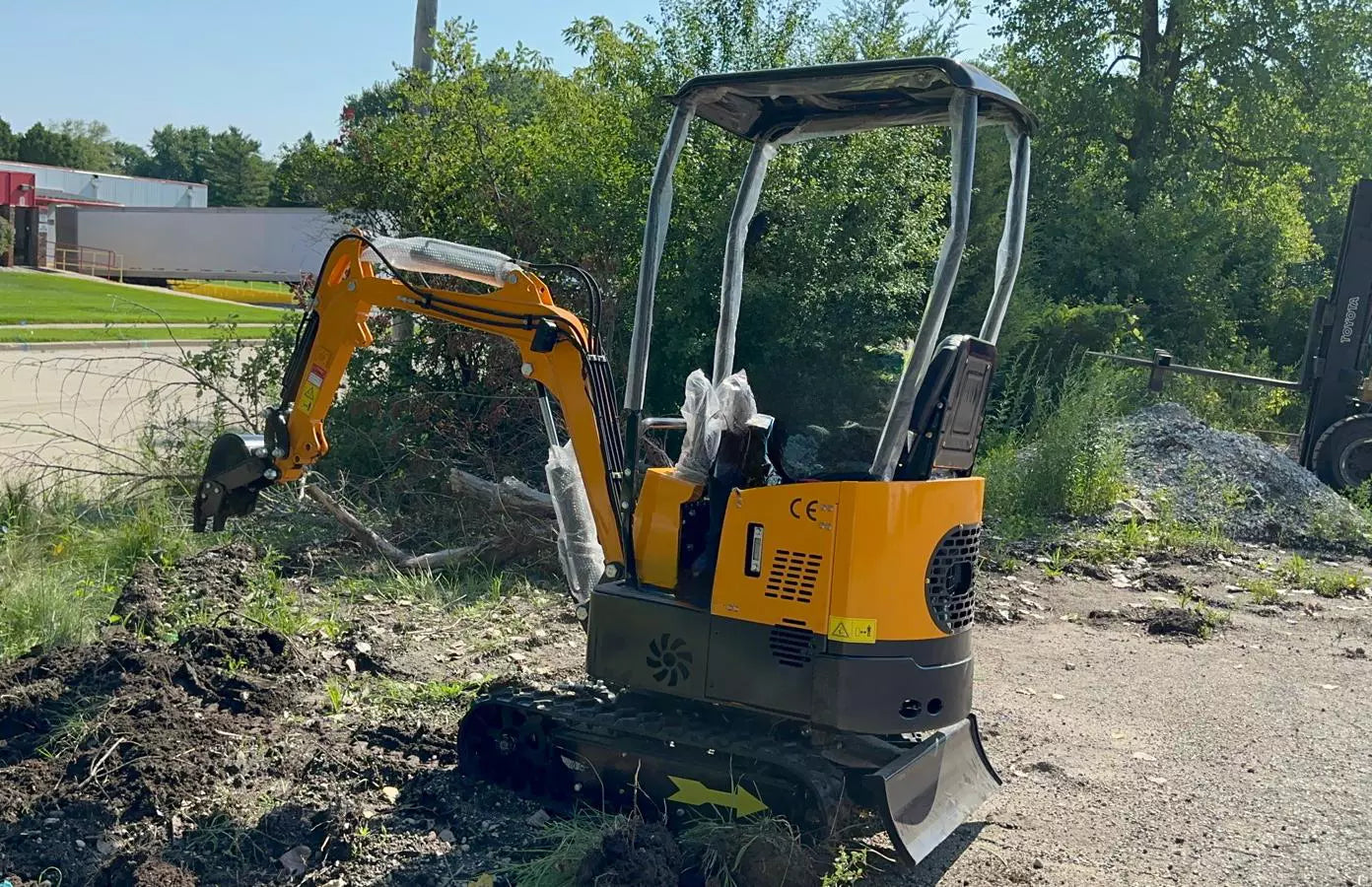 New Mini Excavator, 1 Ton EPA Certified USA Gas Briggs & Stratton Engine