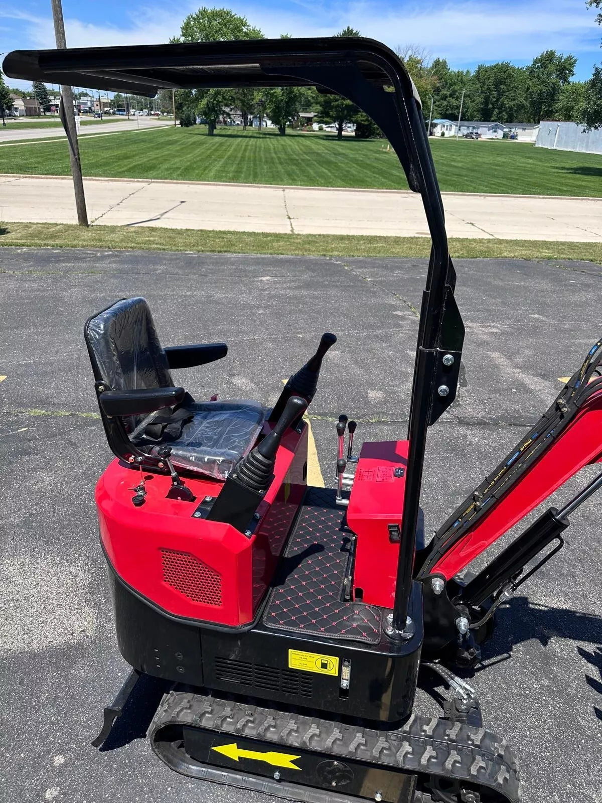 New 1 Ton PILOT CONTROL Mini Excavator, Briggs & Stratton Engine 13.5 HP