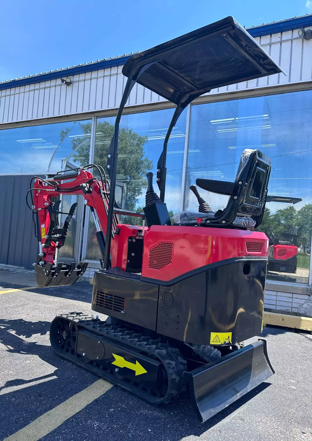 New 1 Ton PILOT CONTROL Mini Excavator, Briggs & Stratton Engine 13.5 HP