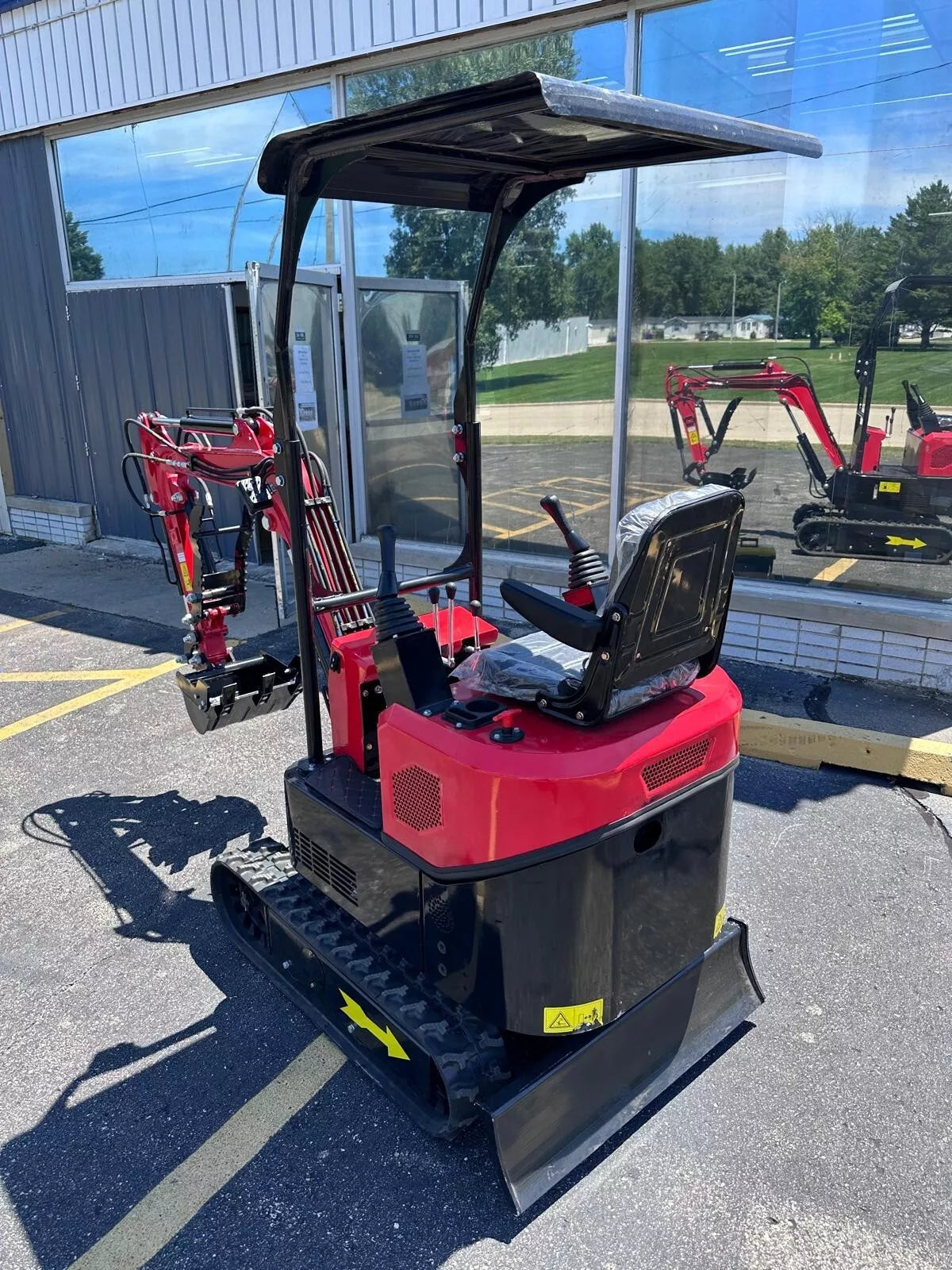 New 1 Ton PILOT CONTROL Mini Excavator, Briggs & Stratton Engine 13.5 HP